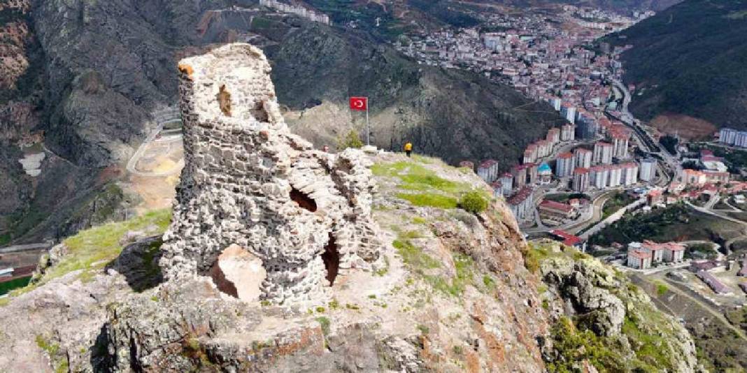 150 metre yükseklikte sarp kayalıklar üzerine kurulu! Burası Gümüşhane’nin ‘Kartal Yuvası’ 2